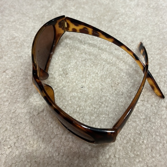 Sunglasses - Picture 3 of 4